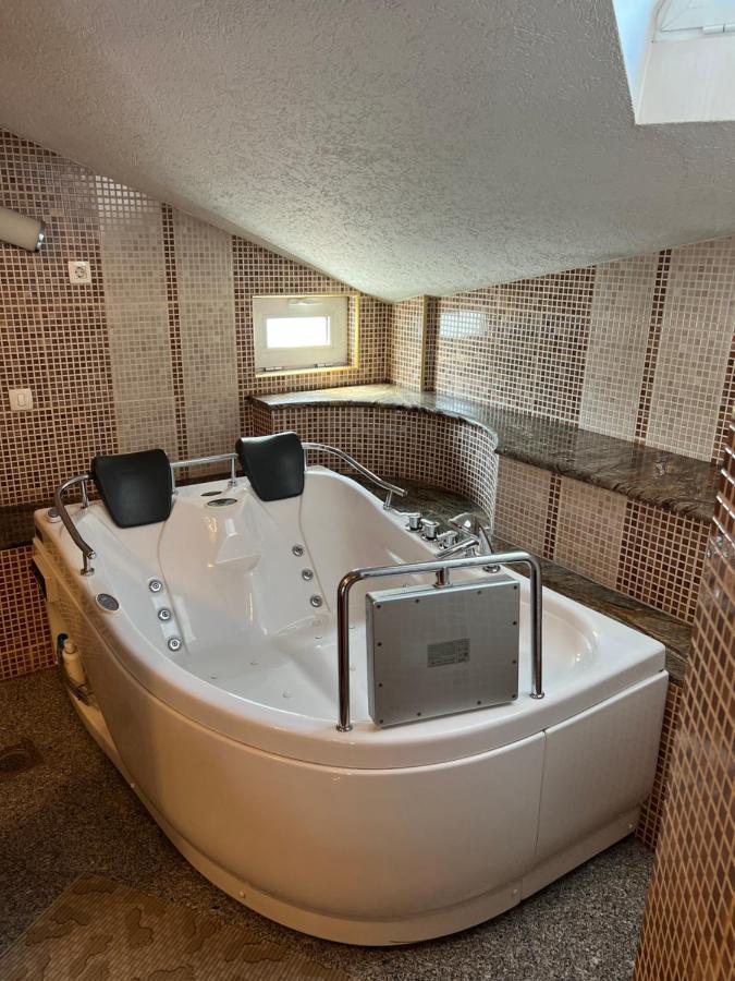Hotel Royal 比耶洛波列 外观 照片