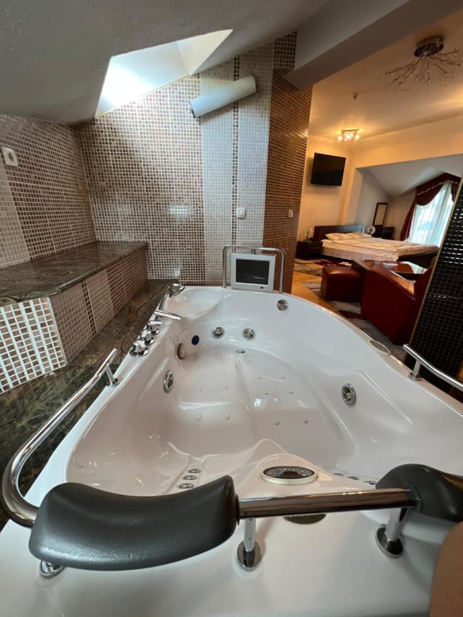 Hotel Royal 比耶洛波列 外观 照片